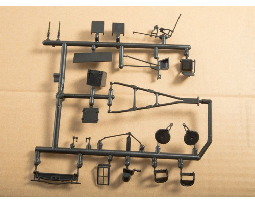 Сборная модель AVD ЛУНА-М 9П113 с ракетой 9М21 на шасси ЗИЛ-135ЛМ, 1/43
