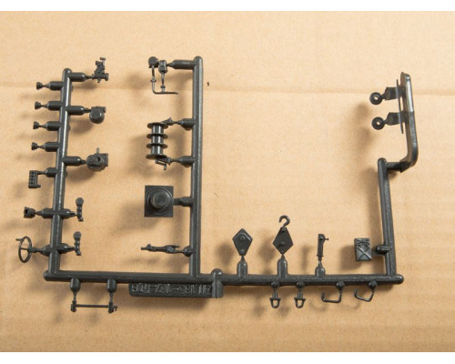 Сборная модель AVD ЛУНА-М 9П113 с ракетой 9М21 на шасси ЗИЛ-135ЛМ, 1/43