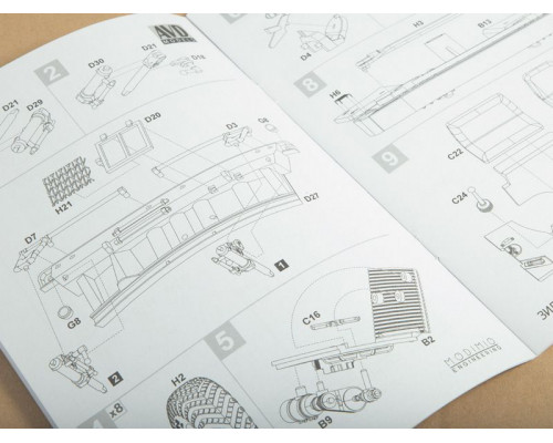 Сборная модель AVD ЛУНА-М 9П113 с ракетой 9М21 на шасси ЗИЛ-135ЛМ, 1/43