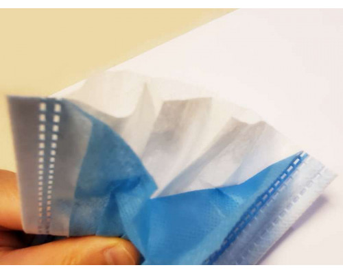 Маска защитная трехслойная на резинке с фиксатором для носа (50шт)