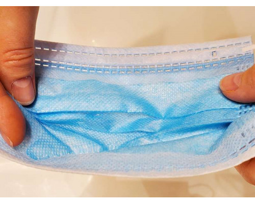 Маска защитная трехслойная на резинке с фиксатором для носа (50шт)