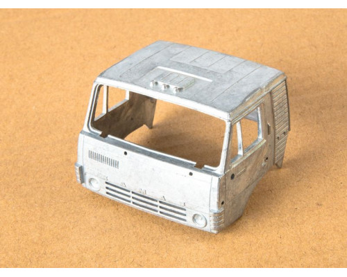 Сборная модель AVD КАМАЗ-53212 контейнеровоз с прицепом ГКБ-8350, 1/43