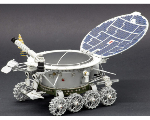Сборная модель Red Iron Models Советский дистанционно управляемый робот Луноход-1, 1/24