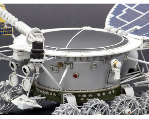 Сборная модель Red Iron Models Советский дистанционно управляемый робот Луноход-1, 1/24